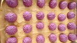 多彩美味包子全家福12个 其中 3个紫薯面皮卷心菜鲜肉包，3个南瓜面皮牛肉胡萝卜肉包，3个白面皮香菇油菜豆干素包，3个全麦面皮鲜虾木耳鲜肉包 约600g